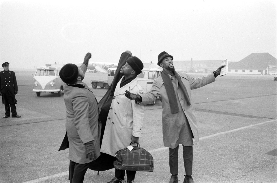 Het Less McCann trio op Schiphol, vlnr Less McCann (piano), Hurby Loui (bas), Bestanddeelnr 914-5092
