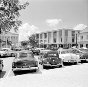 Het Waaigatplein in Willemstad met links het Postkantoor, Bestanddeelnr 252-2778