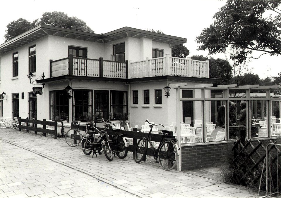 Het vroegere café Rusthoven aan de Brederodelaan is in de stijl van de vorige eeuw herbouwd tot restaurant eigenaar W. Booij. Aangekocht van fotograaf C. de Boer. - Negatiefnummer 19535 k 28, NL-HlmNHA 54011409