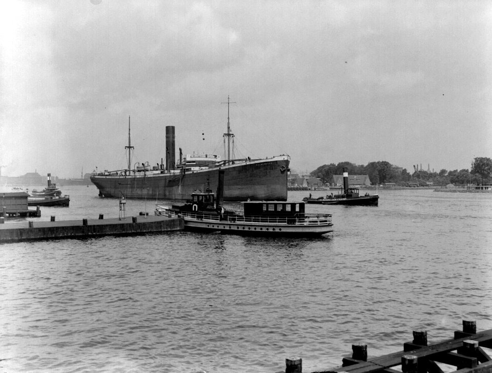 Het vrachtschip Galgewater loopt op het IJ de Amsterdamse haven binnen, Bestanddeelnr 189-0522