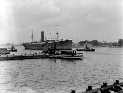 Het vrachtschip Galgewater loopt op het IJ de Amsterdamse haven binnen, Bestanddeelnr 189-0522