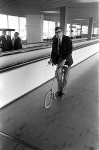 Het nieuwe Schiphol, op de step met de fligth documents, Bestanddeelnr 920-3621