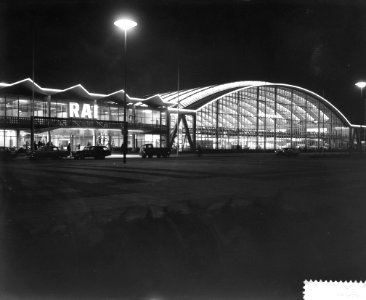 Het nieuwe RAI gebouw in de vooravond in feestverlichting, Bestanddeelnr 912-0418