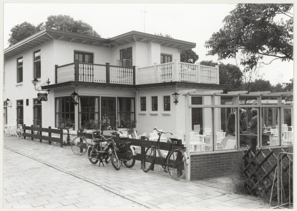 Het vroegere café Rusthoven in 19de eeuwse stijl herbouwd als restaurant van eigenaar W. Booij. NL-HlmNHA 54011409