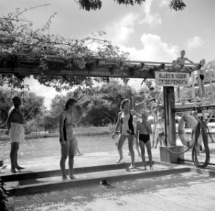 Het zwembad in de wijk Rio Canario van de olieraffinaderij CPIM op Curaçao, Bestanddeelnr 252-7781
