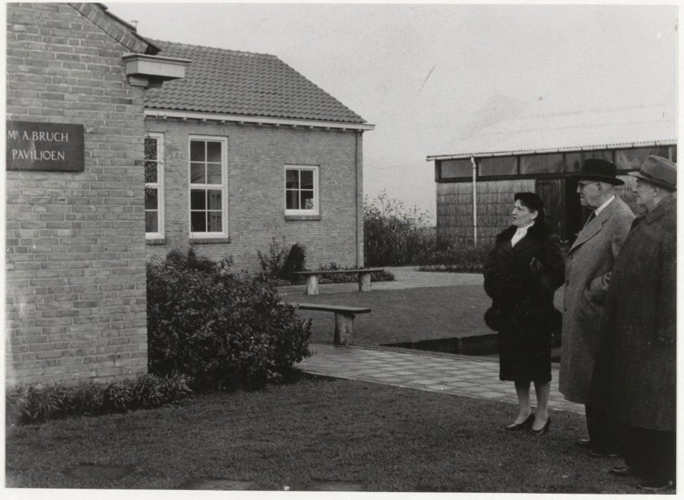 Het nieuwe Mr.A. Bruchpaviljoen van Paswerk tijdens de opening. Rechts op de foto Directeur E.P. Schuijt. NL-HlmNHA 54027169