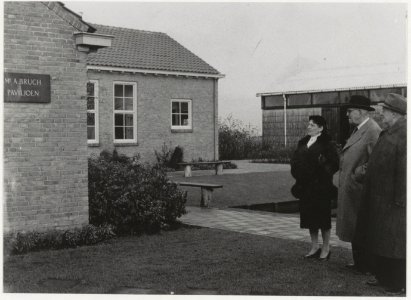 Het nieuwe Mr.A. Bruchpaviljoen van Paswerk tijdens de opening. Rechts op de foto Directeur E.P. Schuijt. NL-HlmNHA 54027169