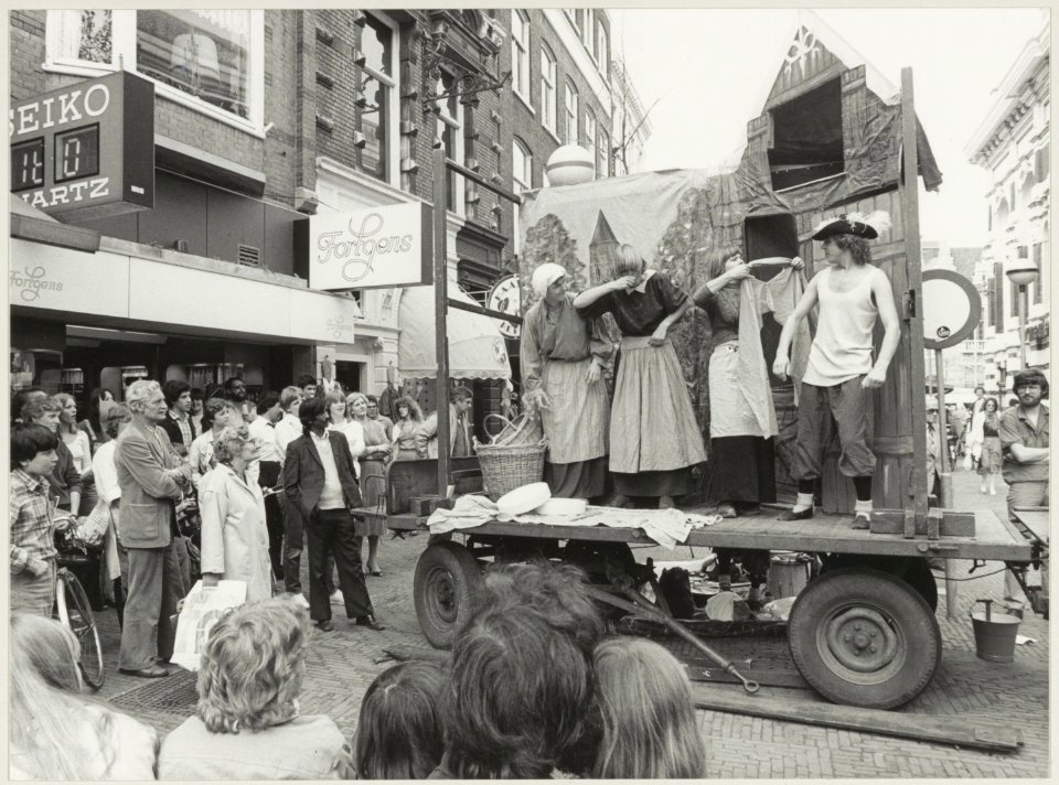 Het Westfries Volkstoneel met een middeleeuws straattoneel in de Grote Houtstraat. NL-HlmNHA 54012281
