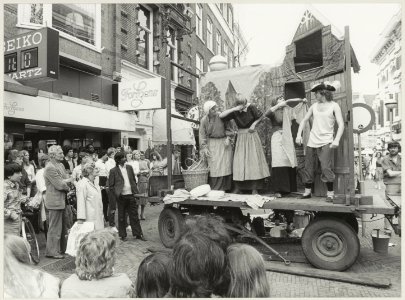 Het Westfries Volkstoneel met een middeleeuws straattoneel in de Grote Houtstraat. NL-HlmNHA 54012281