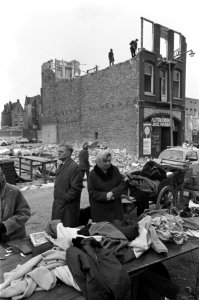 Het Waterlooplein handel en afbraak huizen, Bestanddeelnr 921-1853