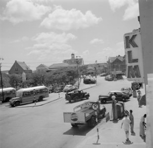 Het Wilhelminaplein in Willemstad op Curaçao Rechts het kantoor van de KLM, Bestanddeelnr 252-7096