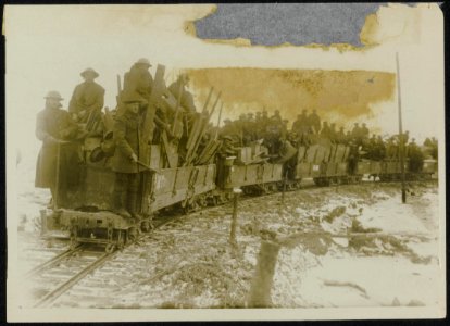 Het Westelijk front. Trein met Engelse soldaten op weg naar het front in een be…, Bestanddeelnr 158-0111