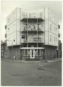 Het wijkwelzijnscentrum (het voormalige badhuis) aan het Drilsmaplein, ziende naar het zuidwesten. NL-HlmNHA 54016635