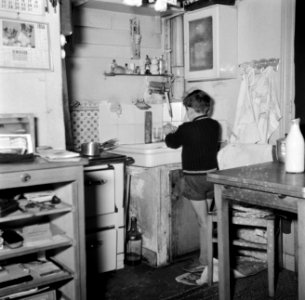 Het zoontje van de conciërge wast zijn handen in de keuken, Bestanddeelnr 252-9322