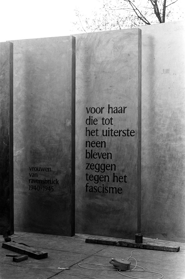 Het monument Vrouwen van Ravensbrück wordt geplaatst op het Museumplein in Amste, Bestanddeelnr 927-8116