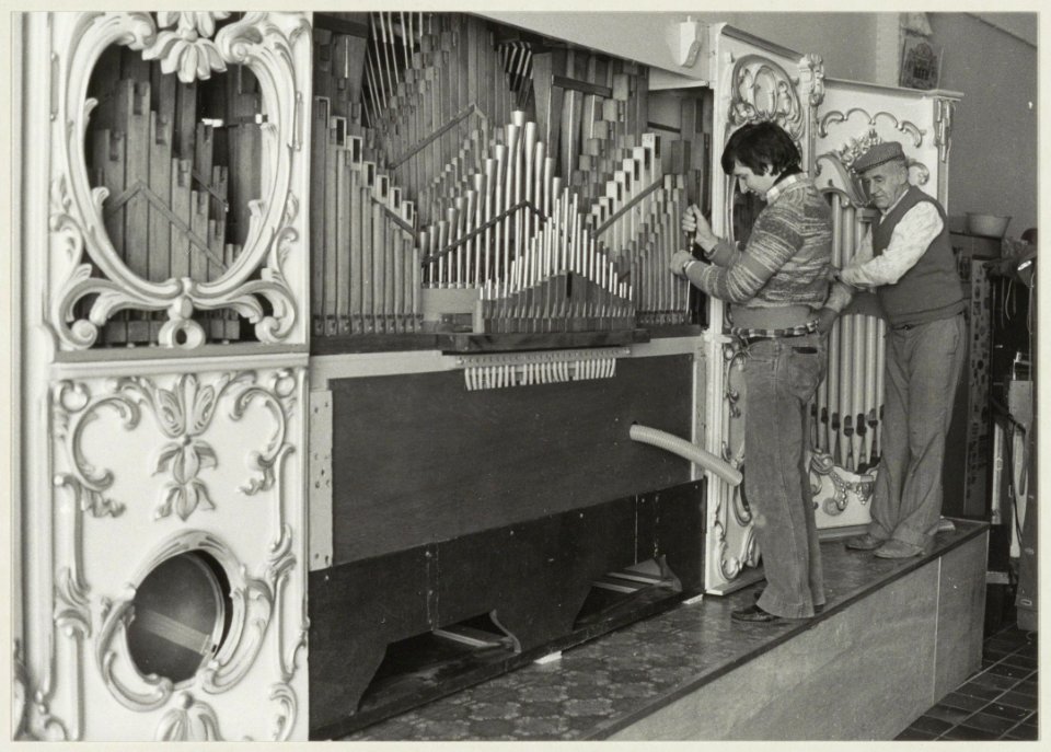 Het Mortier-orgel in de hal van de voormalige scheepswerf Holland Nautic. NL-HlmNHA 54011532