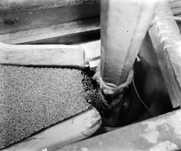 Het werk in de molen De Gooyer aan de Funenkade te Amsterdam, Bestanddeelnr 901-4339