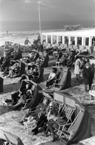 Het Zandvoortse strand, druk bevolkt met mensen die genie van de zon, Bestanddeelnr 914-8868