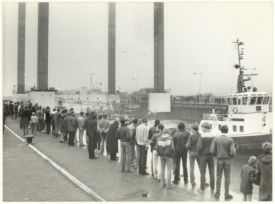 Het werkeiland Sea Fox in de Noordersluis. NL-HlmNHA 54015681