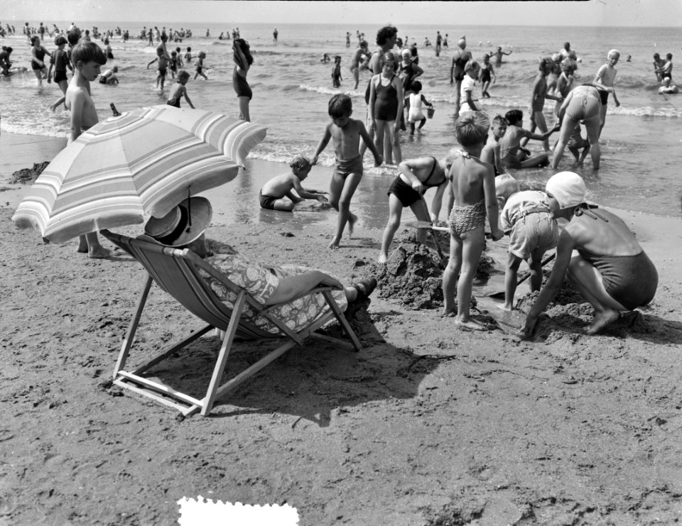Hete dag aan het strand van Scheveningen. Drukteplaatjes, Bestanddeelnr 905-8782