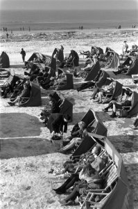Het Zandvoortse strand, druk bevolkt met mensen die genie van de zon, Bestanddeelnr 914-8867