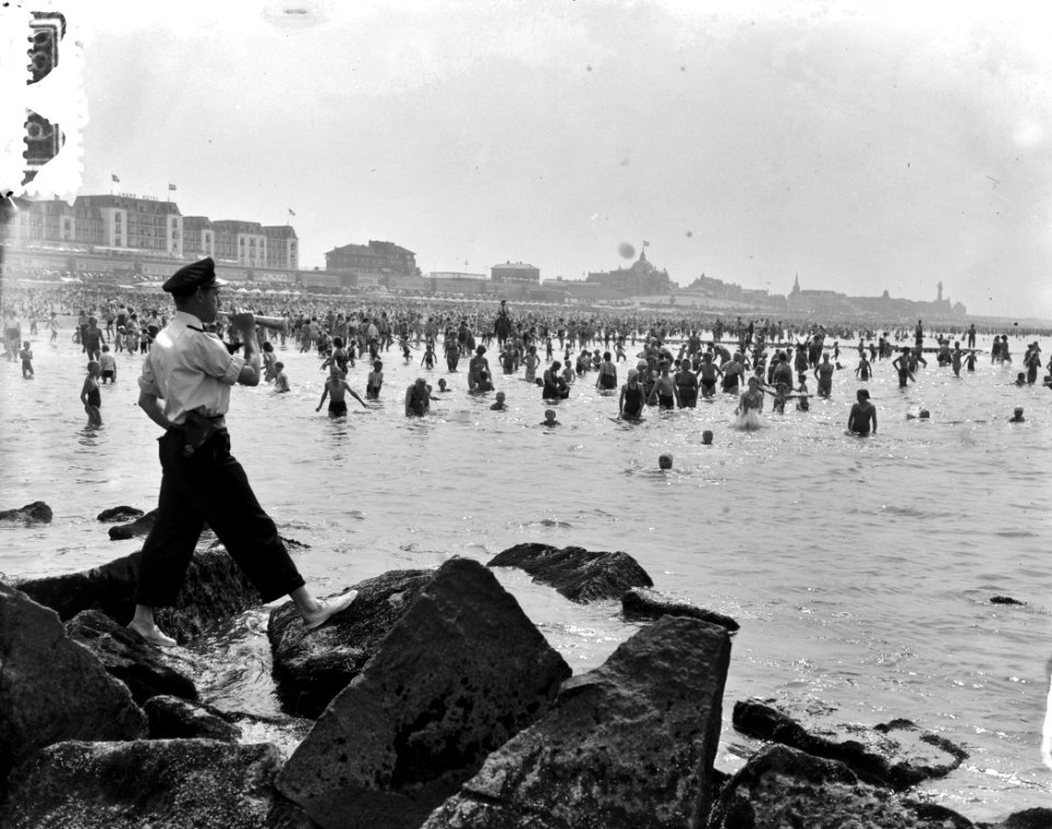 Hete dag aan het strand van Scheveningen. Politie waakt, Bestanddeelnr 905-8779