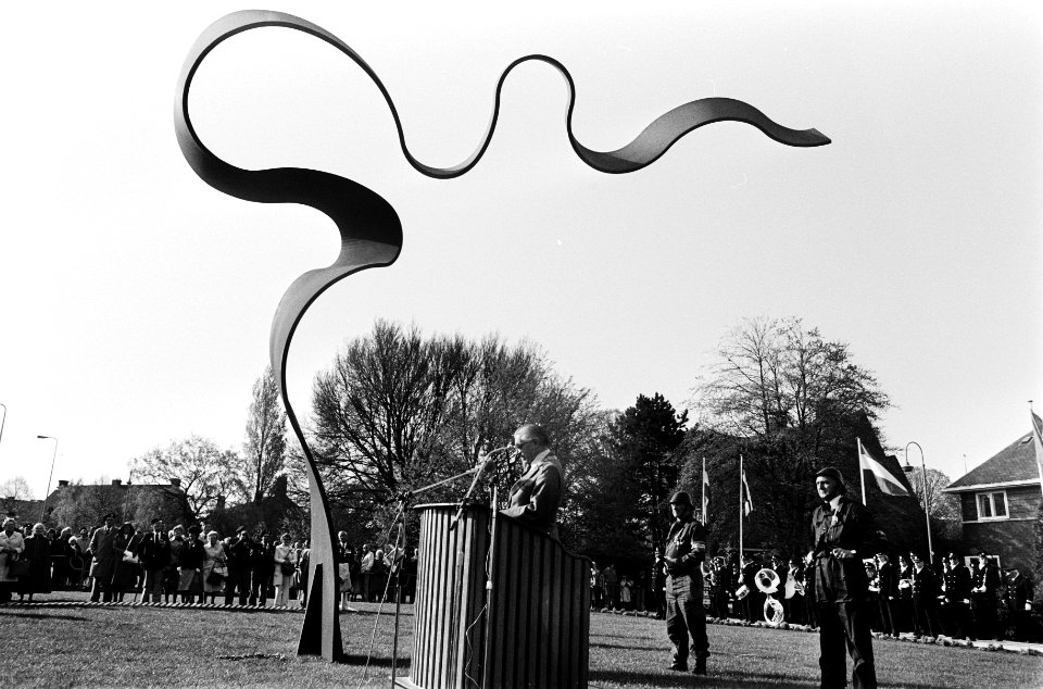 Het Monument voor Canadese Militairen aan de Apollolaan in Amsterdam wordt door , Bestanddeelnr 930-8138