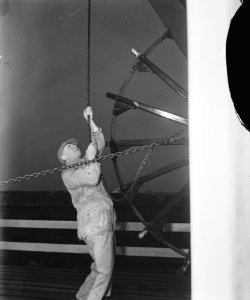 Het werk in de molen De Gooyer aan de Funenkade te Amsterdam. Het ophalen van de, Bestanddeelnr 901-4344