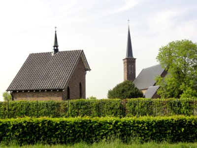 Heteren (Overbetuwe) baarhuisje en RK kerk van achteren