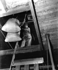 Het werk in de molen De Gooyer aan de Funenkade te Amsterdam, Bestanddeelnr 901-4331