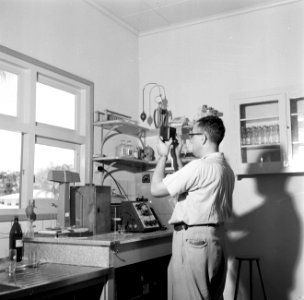 Het laboratorium van de Surinaamse Brouwerij in Paramaribo, Bestanddeelnr 252-5028