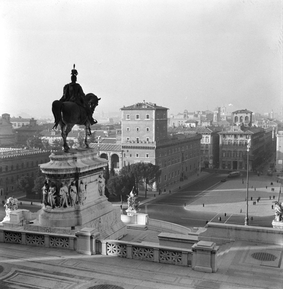 Het Palazzo Venezia en het Piazza Venetia gezien vanaf het Monument van Victor E, Bestanddeelnr 252-1391