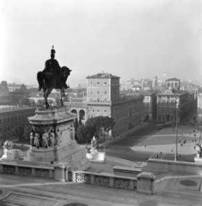 Het Palazzo Venezia en het Piazza Venetia gezien vanaf het Monument van Victor E, Bestanddeelnr 252-1391