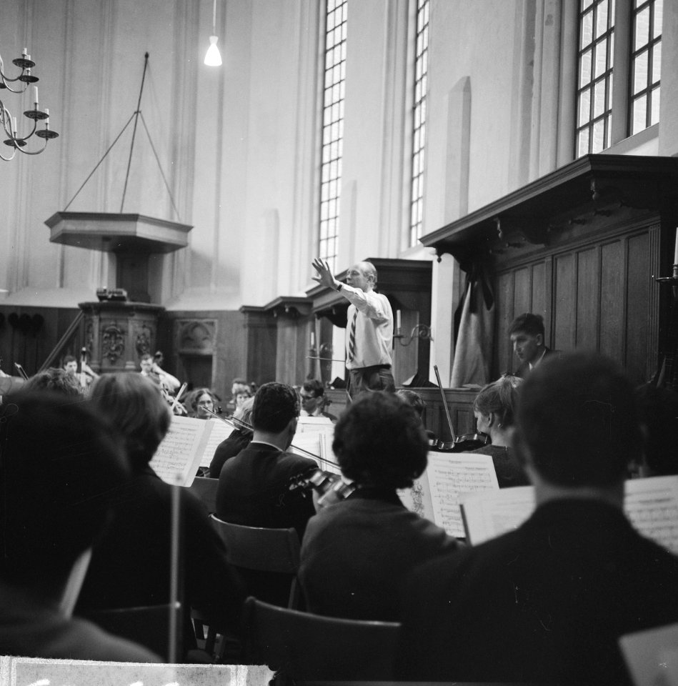 Het Nederlands Studenten Orkest zal drie weken repeteren in de bekende Ruïne ker, Bestanddeelnr 915-9103