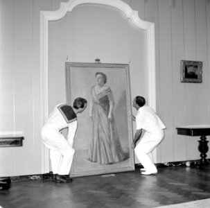Het ophangen van een staatsieportret van koningin Juliana in het koninklijk verb, Bestanddeelnr 252-2802