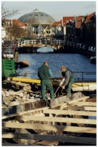 Het openbreken van de Antoniebrug over de Burgwal, ziende naar de koepelgevangenis. NL-HlmNHA 54036396