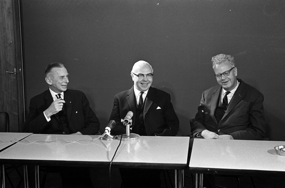 Het loonoverleg, de drie groten v.l.n.r. ir. Bosma (werkgever), minister Veldkam, Bestanddeelnr 917-1269