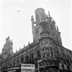 Het zwaarbeschadigde stadhuis van Middelburg na de slag om de Scheldemonding, Bestanddeelnr 900-2052