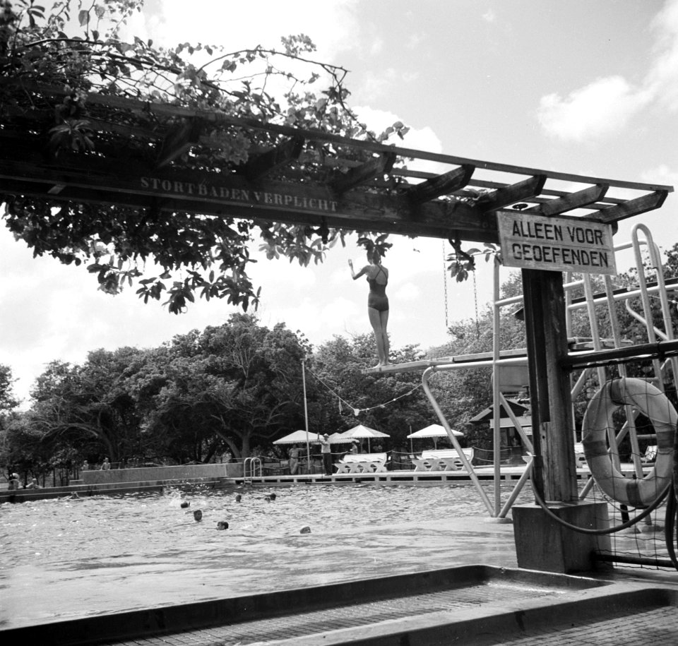 Het zwembad in de wijk Rio Canario van de olieraffinaderij CPIM op Curaçao, Bestanddeelnr 252-7783