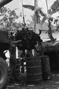 Het zware terrein van Java stelt aan het materiaal hoge eisen de verzorging van, Bestanddeelnr 354-3-1