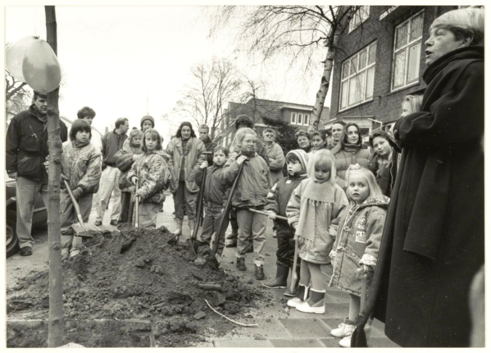 Het planten van twintig kastanjebomen aan de Twijnderslaan door schoolkinderen en D66 raadslid, Rike Ruiter. NL-HlmNHA 54031895
