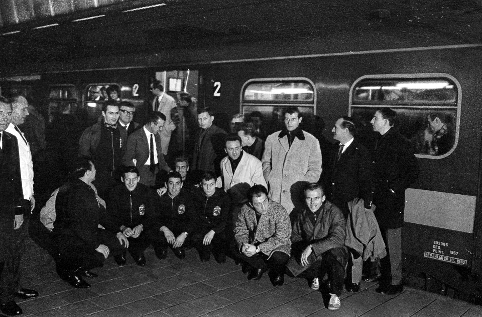 Het Luxemburgse elftal bij aankomst op het CS te Rotterdam, Bestanddeelnr 915-6819