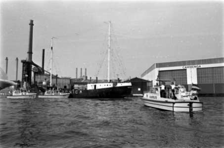 Het zendschip van Veronica wordt ingesloten door de boten van Rijkspolitie, Bestanddeelnr 928-0934