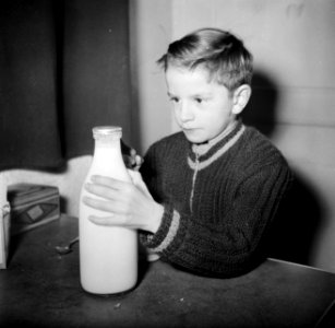 Het zoontje van de conciërge maakt een melkfles open, Bestanddeelnr 252-9324