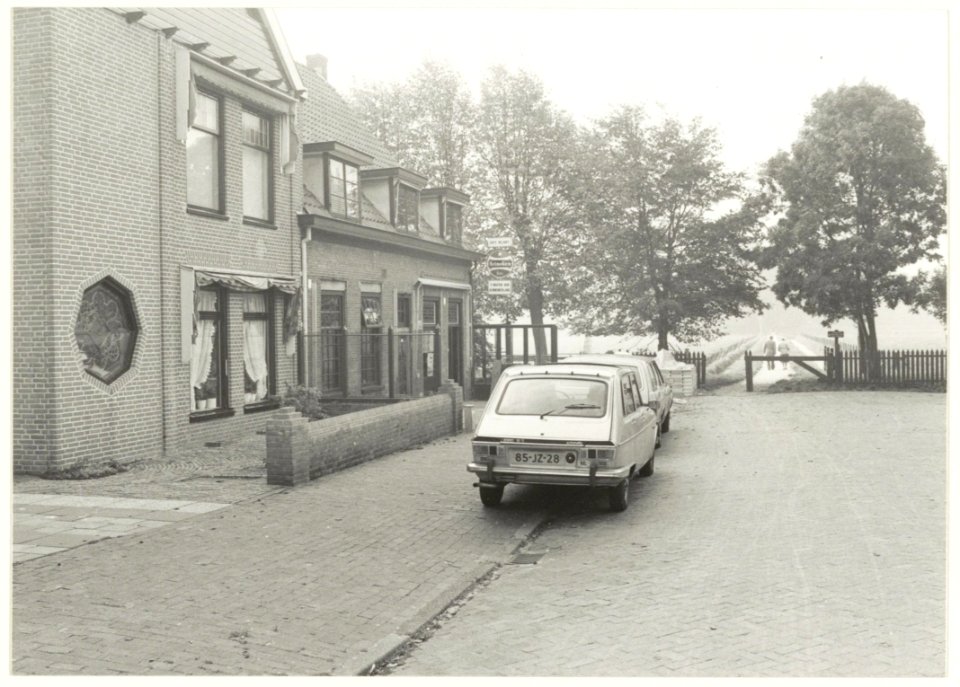 Het landelijk gelegen café Het wapen van Kennemerlandaan de Ramplaan 125. Op de achtergrond het Ramplaanpad richting Duinvliet en Elswout. NL-HlmNHA 54016663