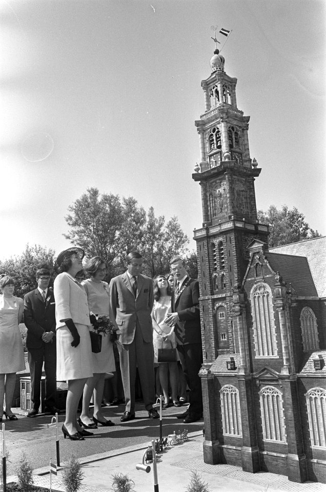 Het paar bij de maquette van Westerkerk (staand), Bestanddeelnr 920-4549
