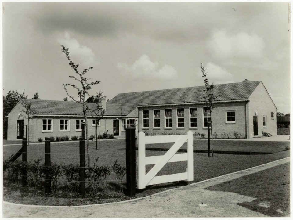 Het nieuwe Mr. Bruchpaviljoen, oorspronkelijk gebouwd als rietmattenafdeling, nu opleidingscentrum van Paswerk. NL-HlmNHA 54010603