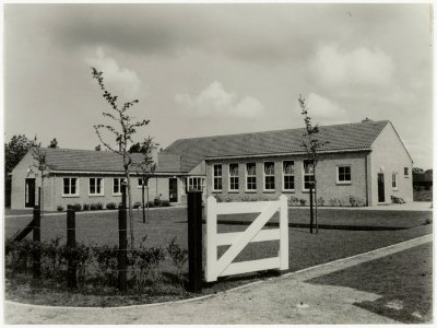 Het nieuwe Mr. Bruchpaviljoen, oorspronkelijk gebouwd als rietmattenafdeling, nu opleidingscentrum van Paswerk. NL-HlmNHA 54010603