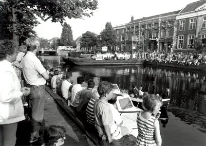 Het Nieuwe Gracht Concert trok enkele honderden bezoekers. Aangekocht van United Photos de Boer bv. - Negatiefnummer 38327 k 10. - Gepubliceerd in het Haarlems Dagblad van 10-07-1993. Identificatienum