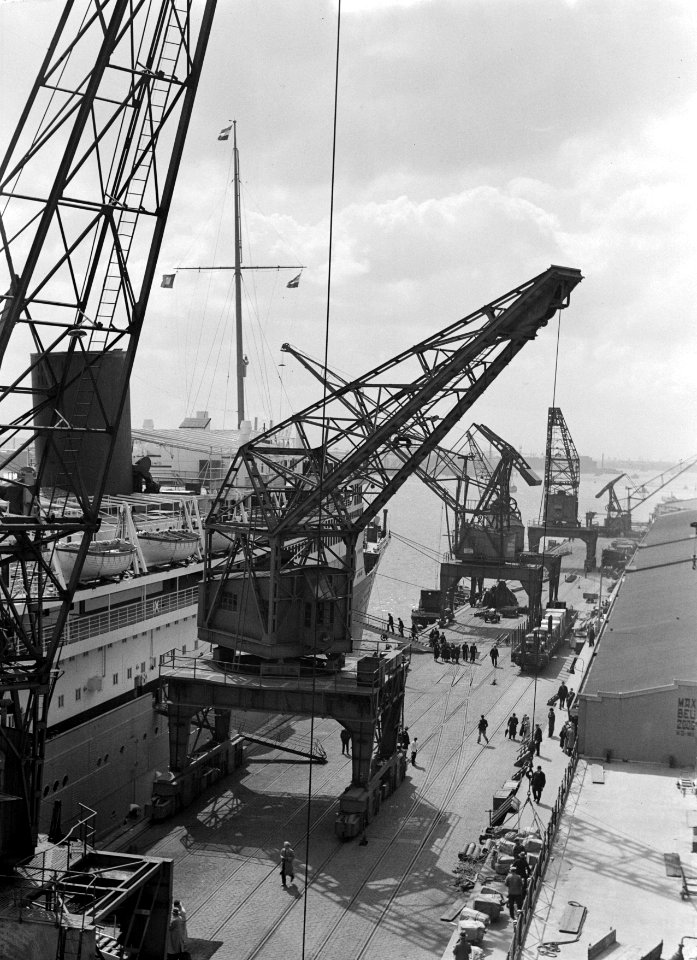 Het schip Baloeran ligt aangemeerd aan de kade in Rotterdam, Bestanddeelnr 191-0268